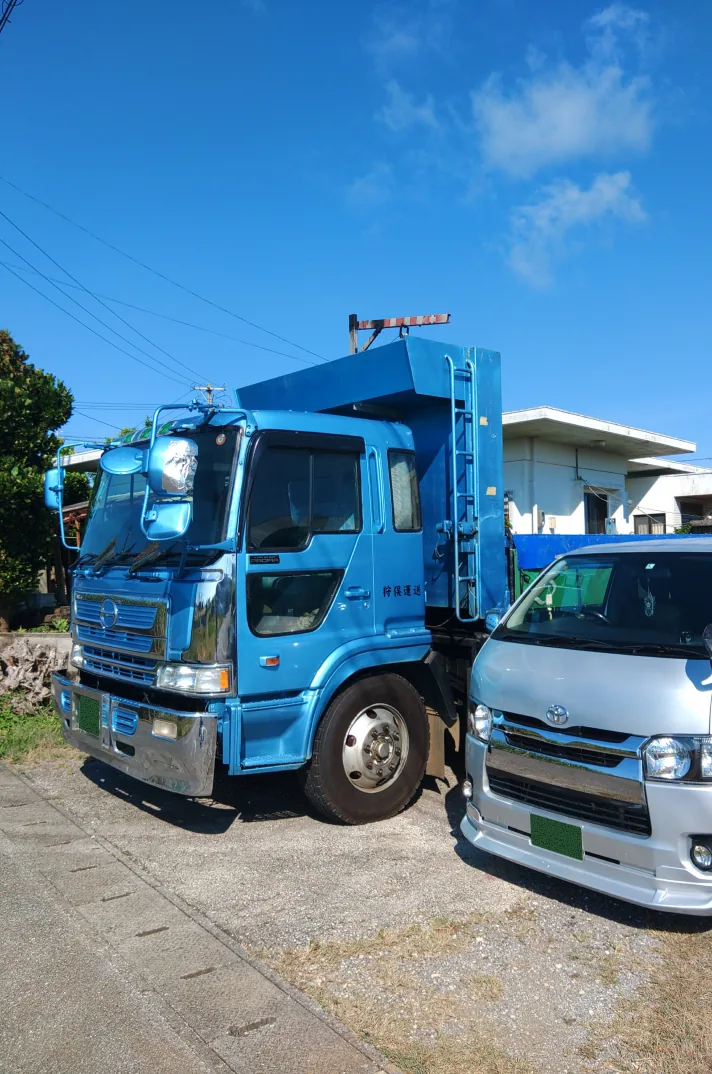 作業中のトラック